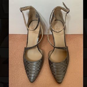Abilyn Gray Snake Skin Pattern Pointed Toe Pump/Heels with ankle strap
